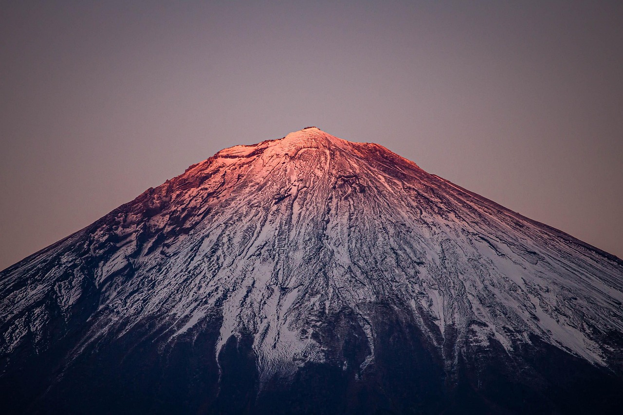 赤富士と日本人 ― 古来より愛された富士山の象徴 風水画や開運以上の力